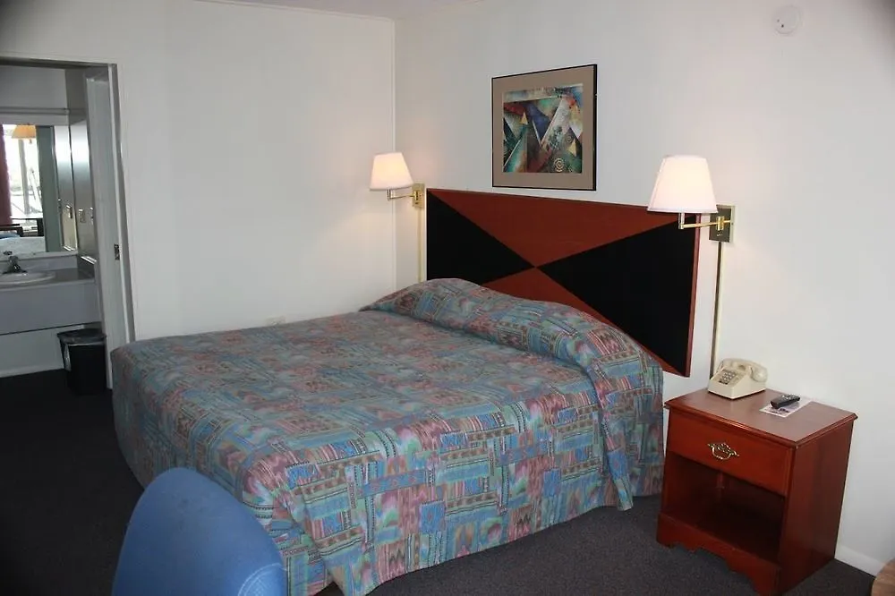 Red Carpet Inn - Louisville Hotel