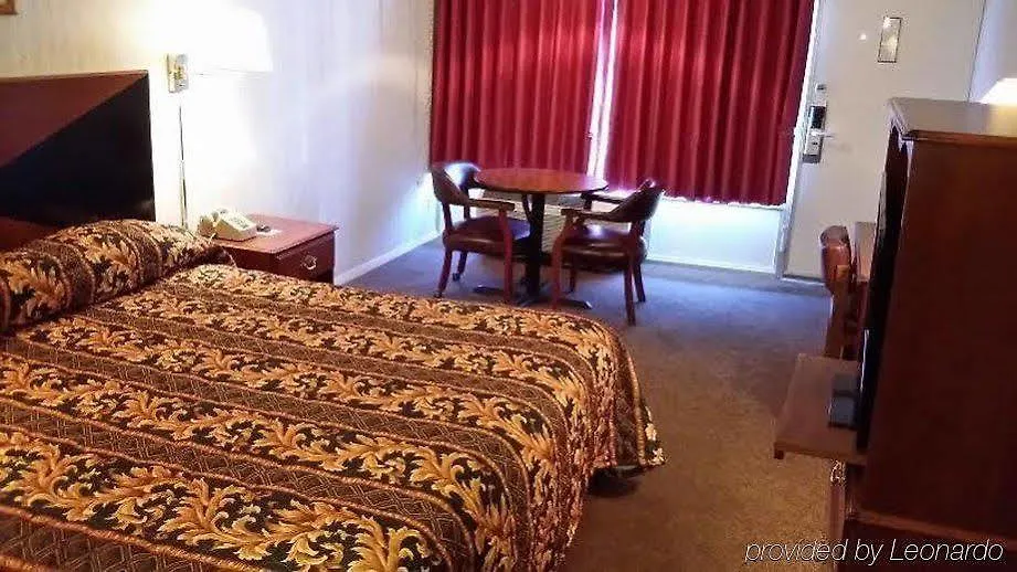 Hotel Red Carpet Inn - Louisville