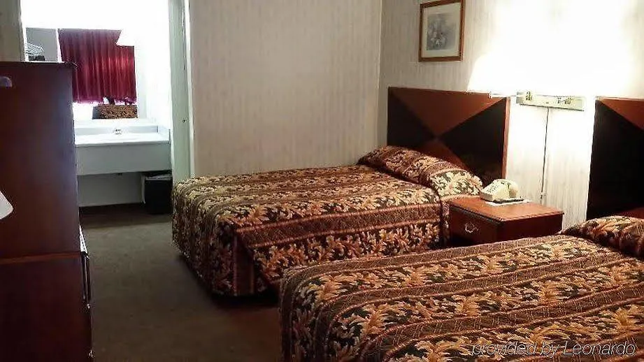 Red Carpet Inn - Louisville Hotel